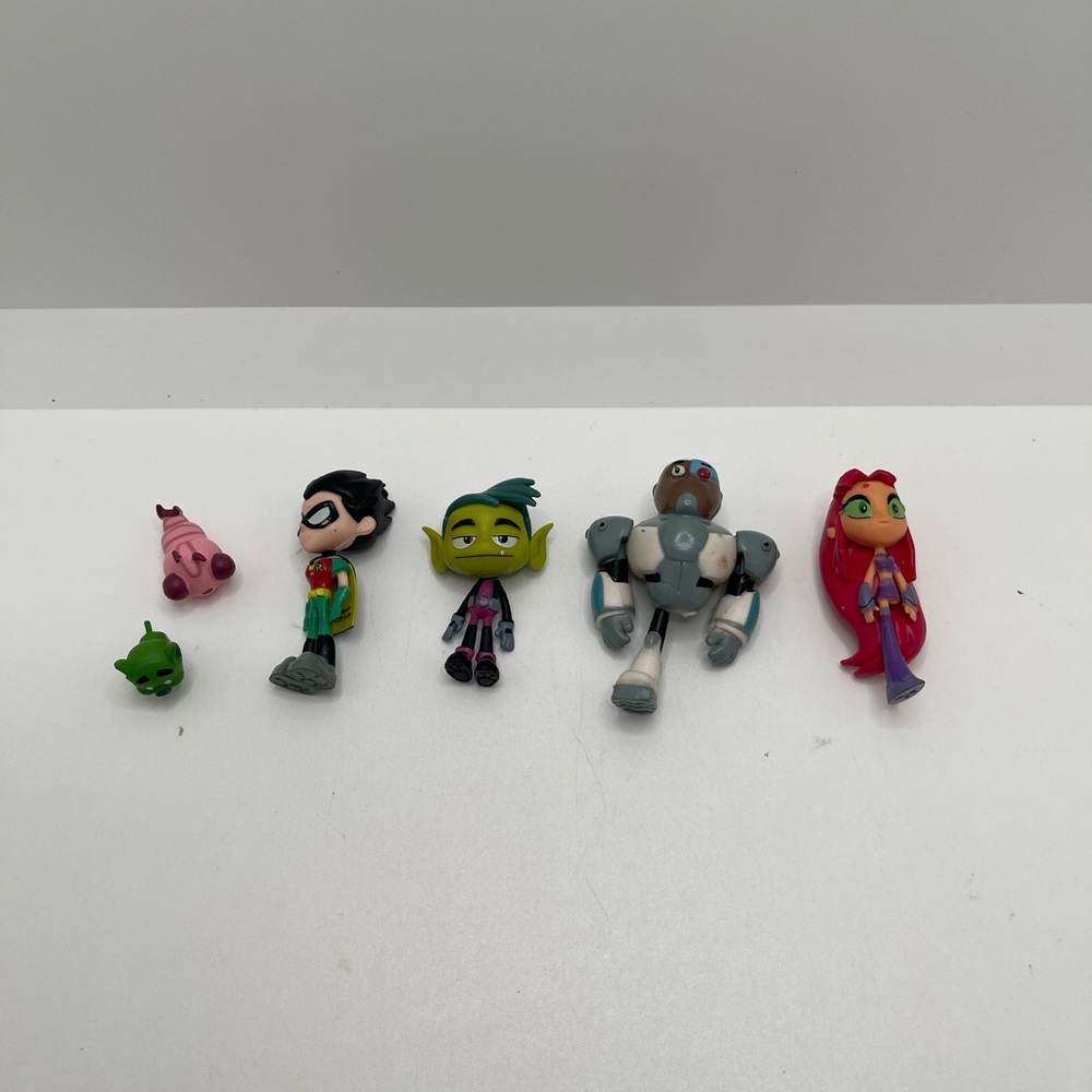 Teen Titans Go T Tower Action Figures Only Broken Fair Condition